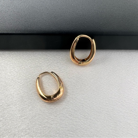 Small Oval Gold Hoop Earrings for Women - Picture 3 of 5